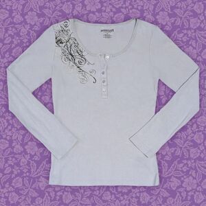 2000s Mallegan Light Grey Grunge Y2K Ribbed Henley Top w/ Scroll Print | Size M